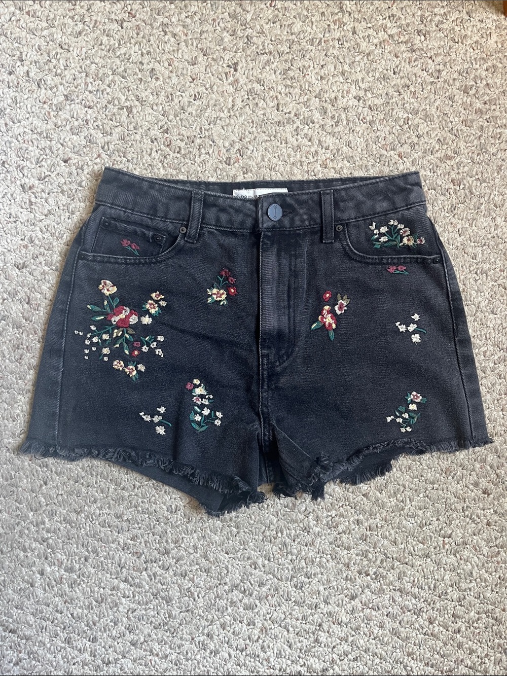 Flower embroidered black shorts
